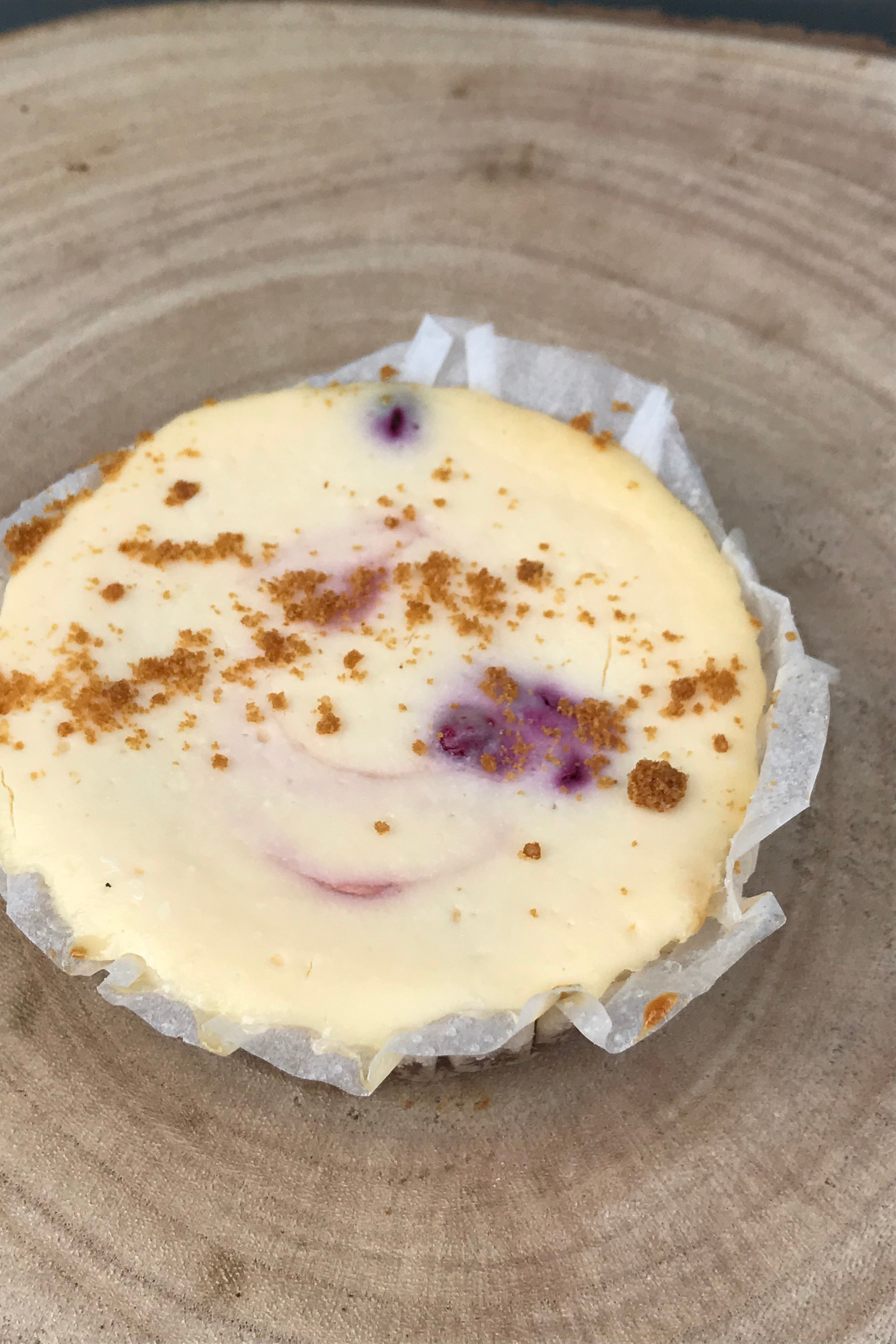 Cheesecake aux fruits rouges sur lit de spéculoos