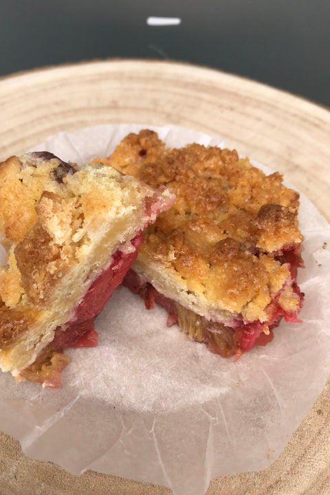 Crumble aux fraises et à la rhubarbe