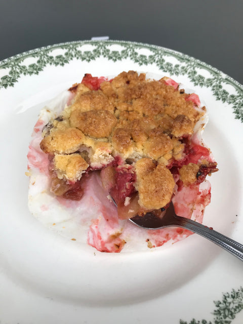 Crumble aux fraises et à la rhubarbe